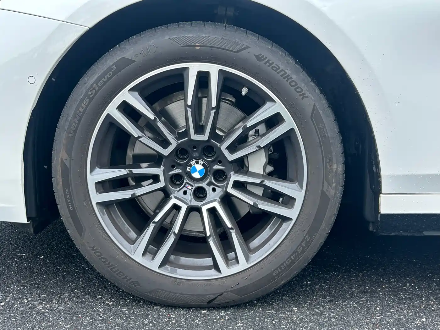 BMW 5 Series 2025 530Li Leading M Sport Package фото 6