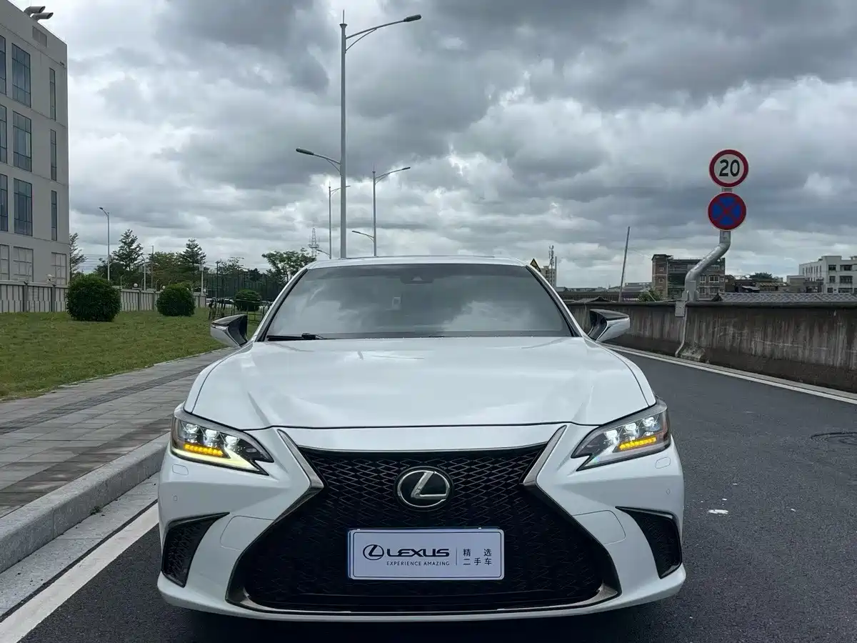 Photo 2 - Lexus ES
