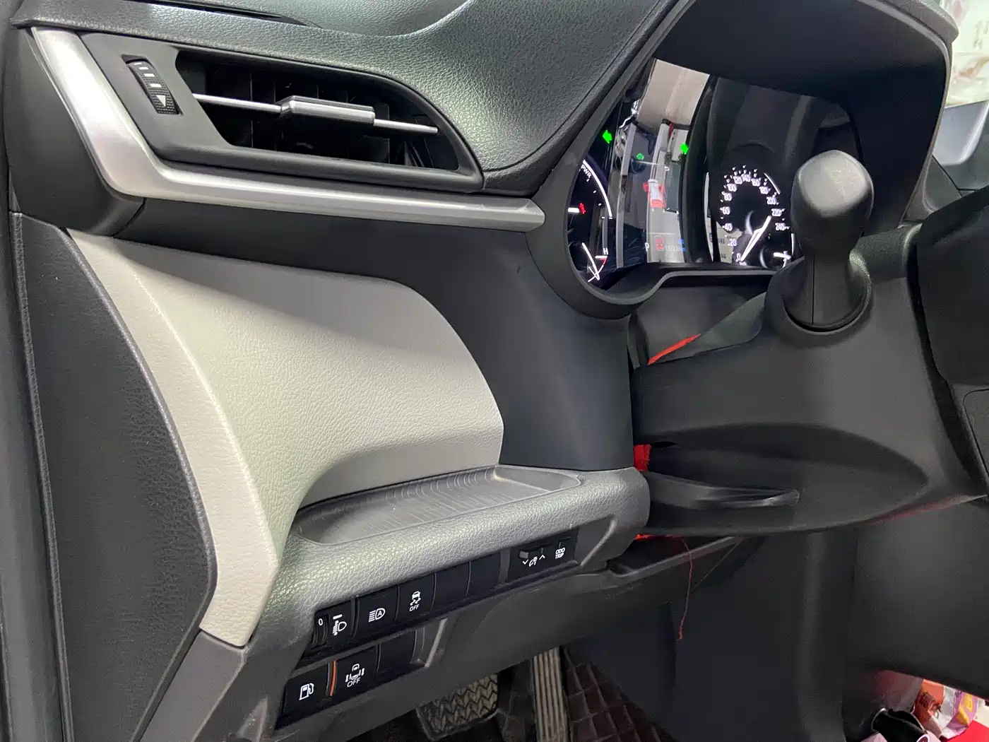 Toyota Granvia 2023 2.5L Hybrid Luxury Edition фото 13