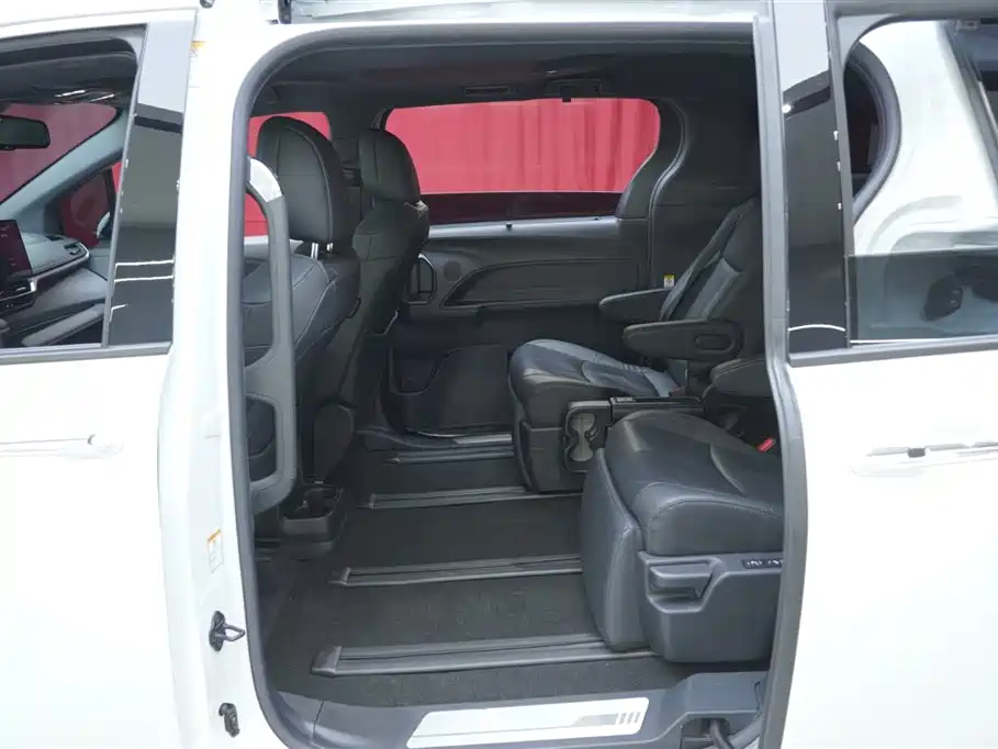 Toyota Sienna 2021 2.5L Hybrid Premium Edition фото 18