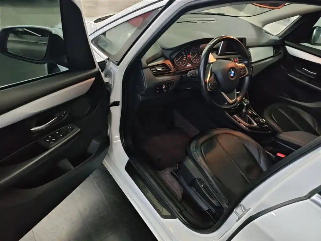 BMW 2 Series Touring 2016 218i Leading фото 16