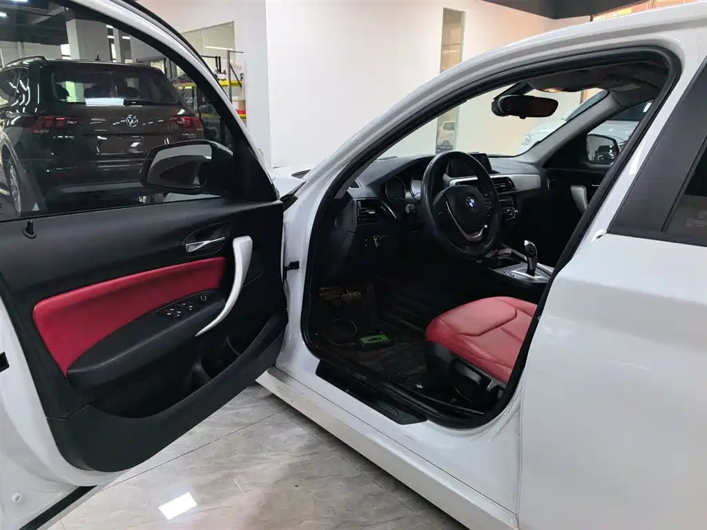 BMW 1 Series (Import) 2018 118i Leading фото 12