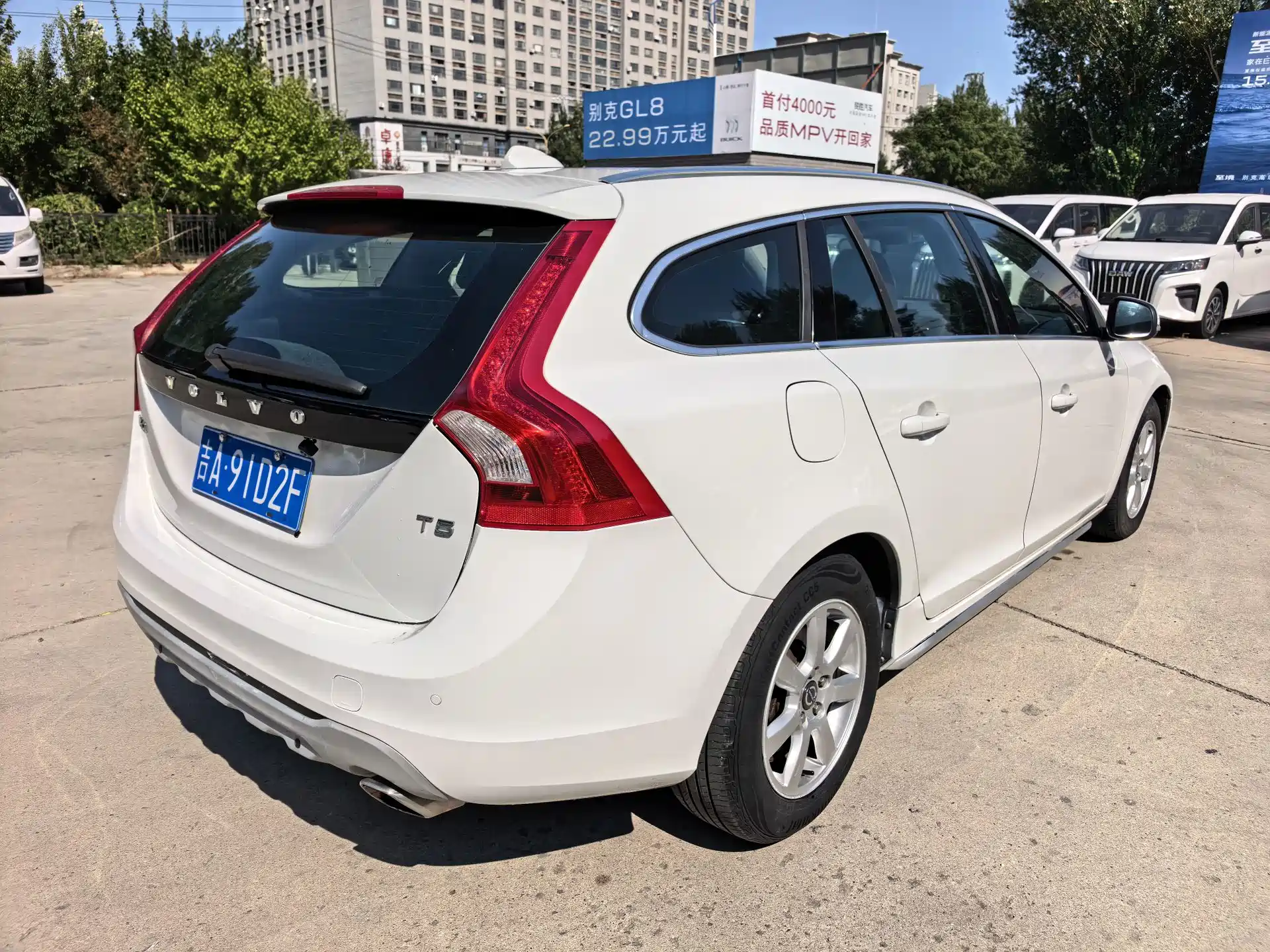 Фото 10 - Volvo V60
