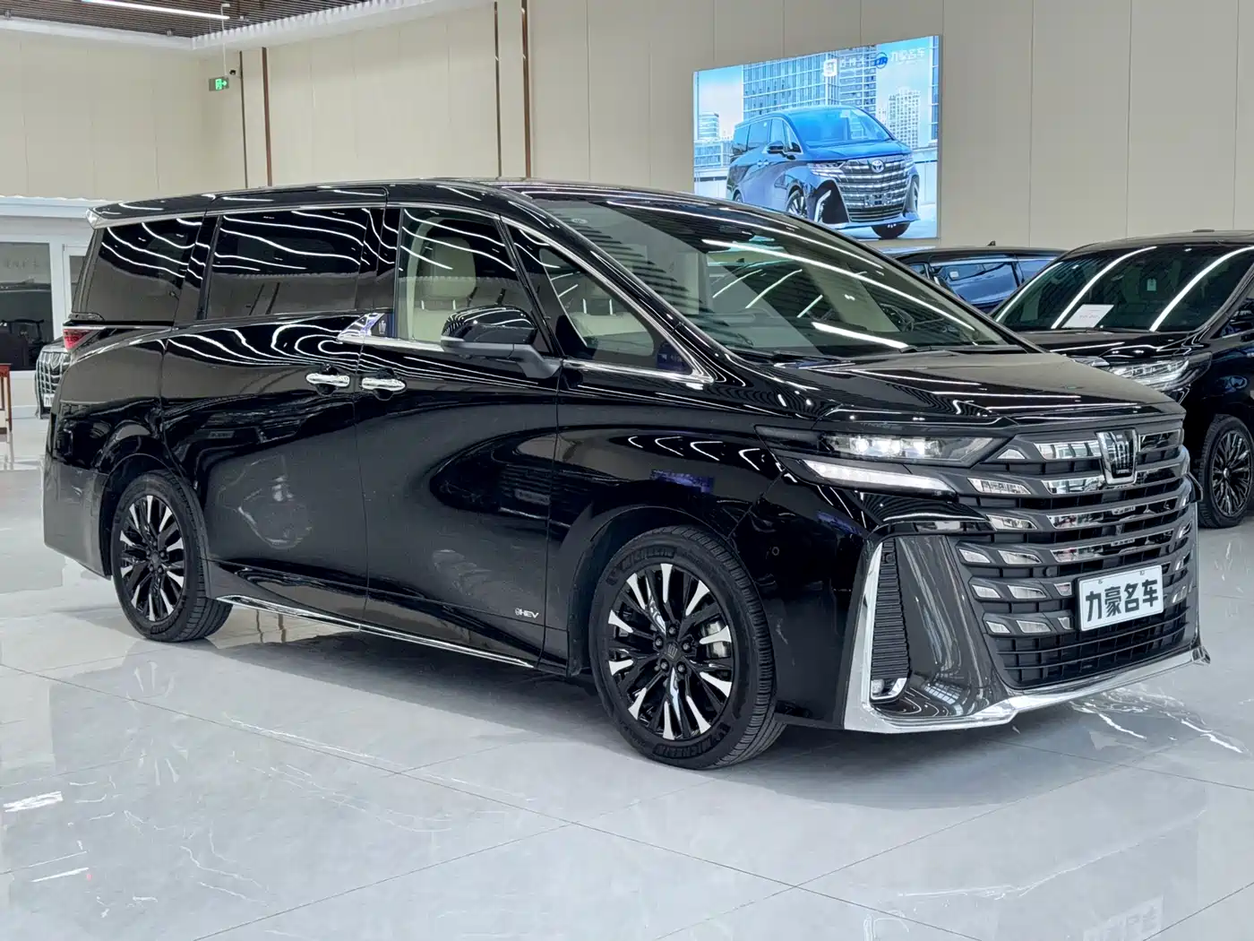 Toyota Vellfire 2024 Crown Hybrid 2.5L Executive Premium Edition фото 3
