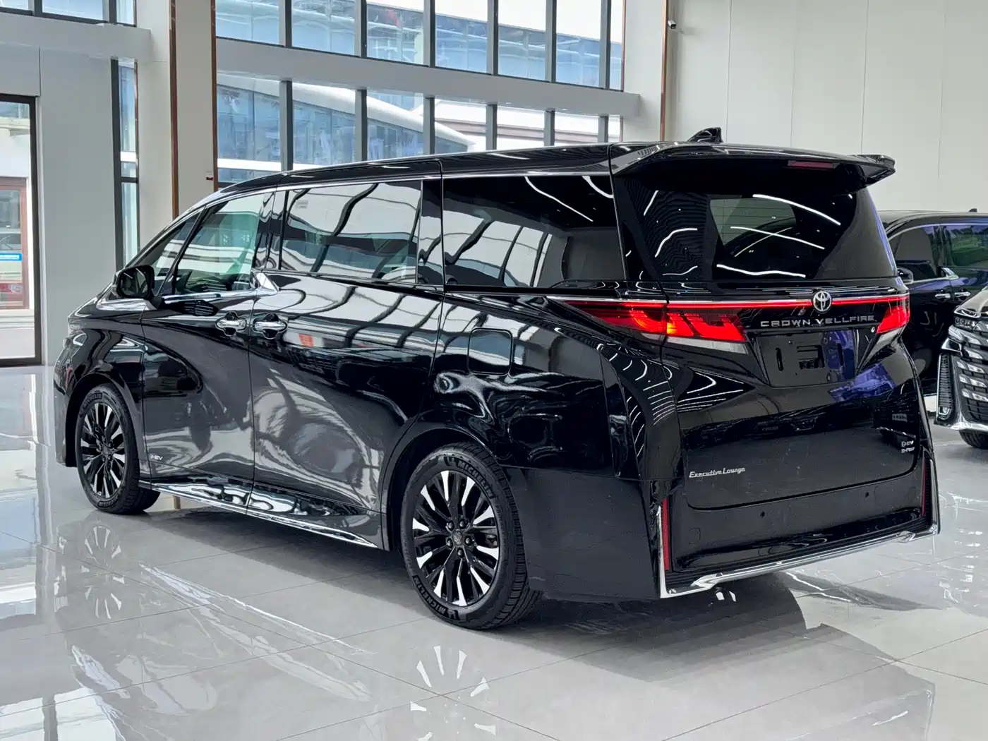 Toyota Vellfire 2024 Crown Hybrid 2.5L Executive Premium Edition фото 18
