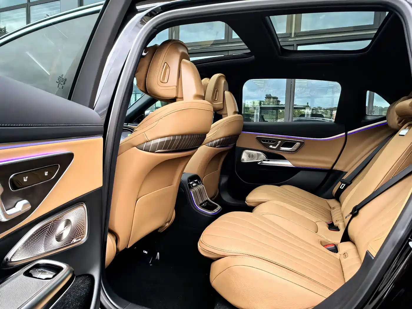 Mercedes-Benz E-Class 2026 E 300 L Luxury фото 8