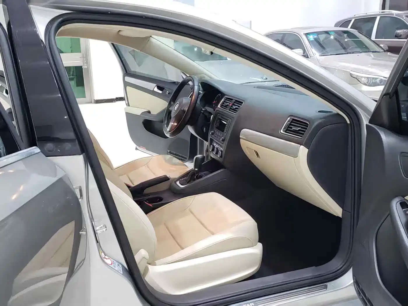 Volkswagen Sagitar 2014 Facelift 1.6L Automatic Comfort фото 6