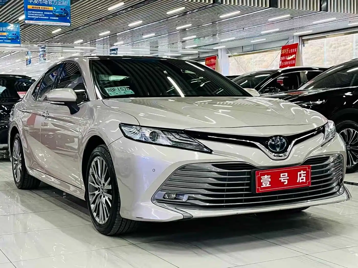 Toyota Camry 2018 Hybrid 2.5HG Luxury Edition фото 3