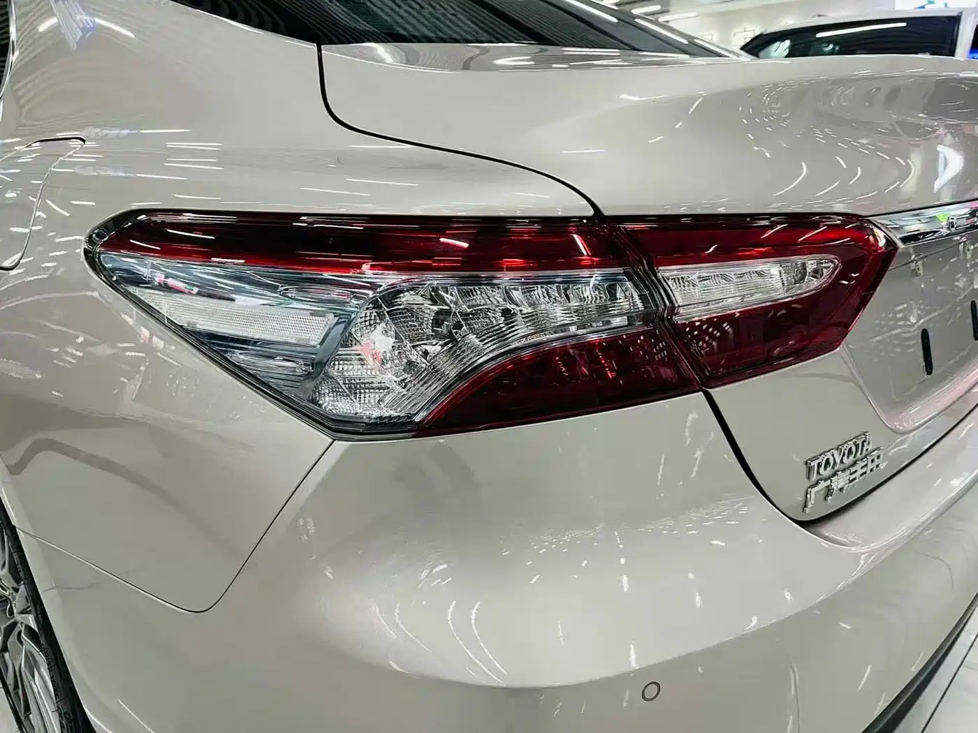 Toyota Camry 2018 Hybrid 2.5HG Luxury Edition фото 15