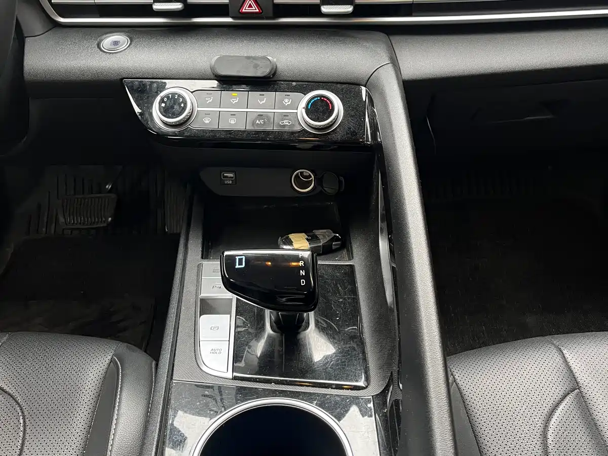 Hyundai Elantra 2022 1.5L CVT LUX Premium Edition фото 10