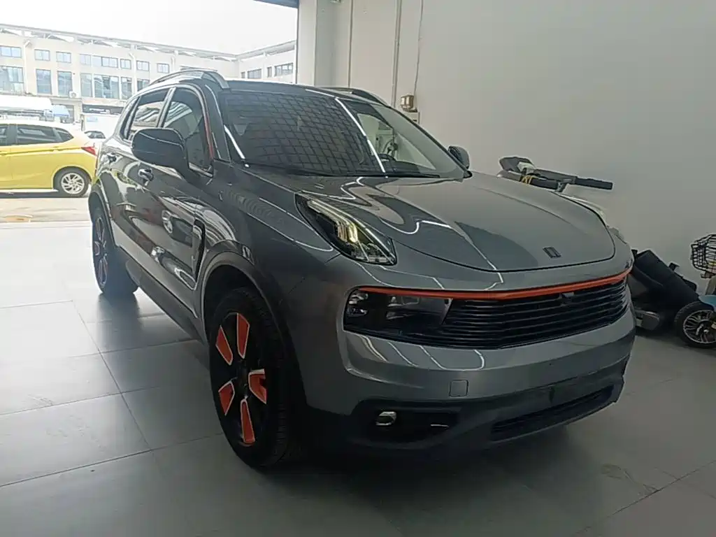 Фото 4 - Lynk & Co 01