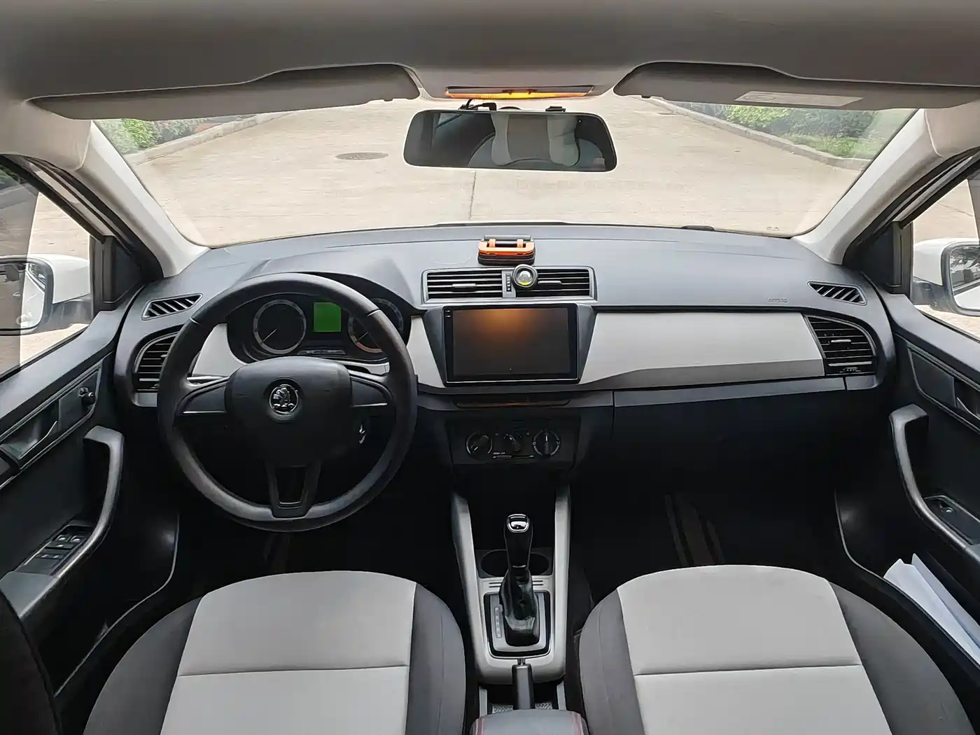 Škoda Fabia 2017 1.4L Auto Car Enjoy Edition фото 10