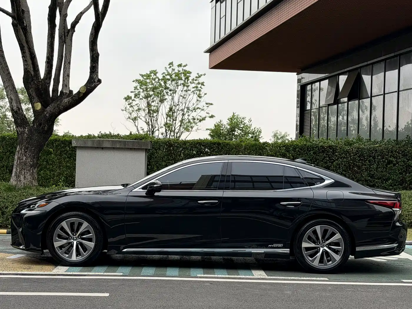 Lexus LS 2018 500h Excellence Edition China V фото 2