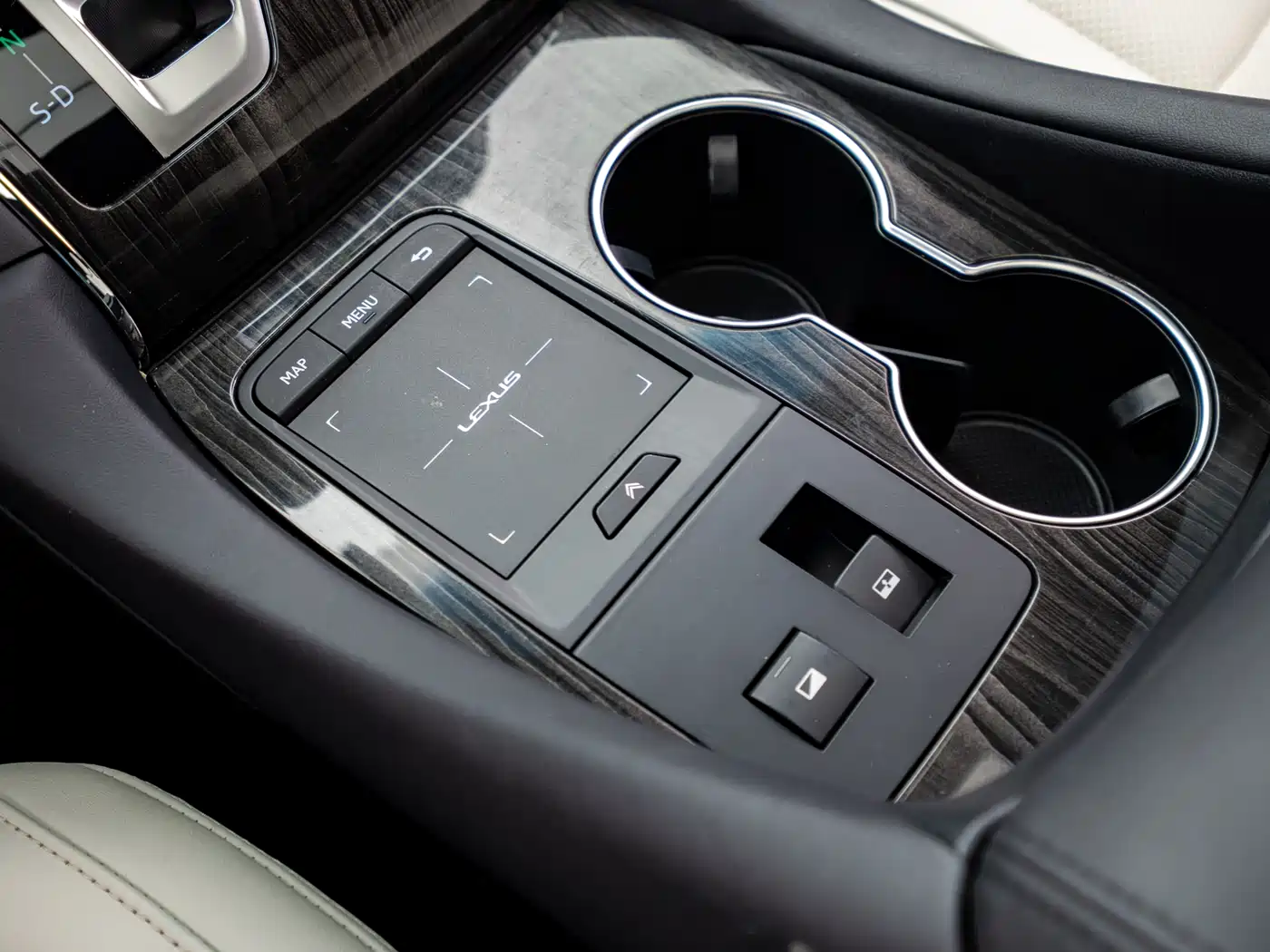 Lexus LM 2020 300h 4-Seat Imperial Edition фото 10