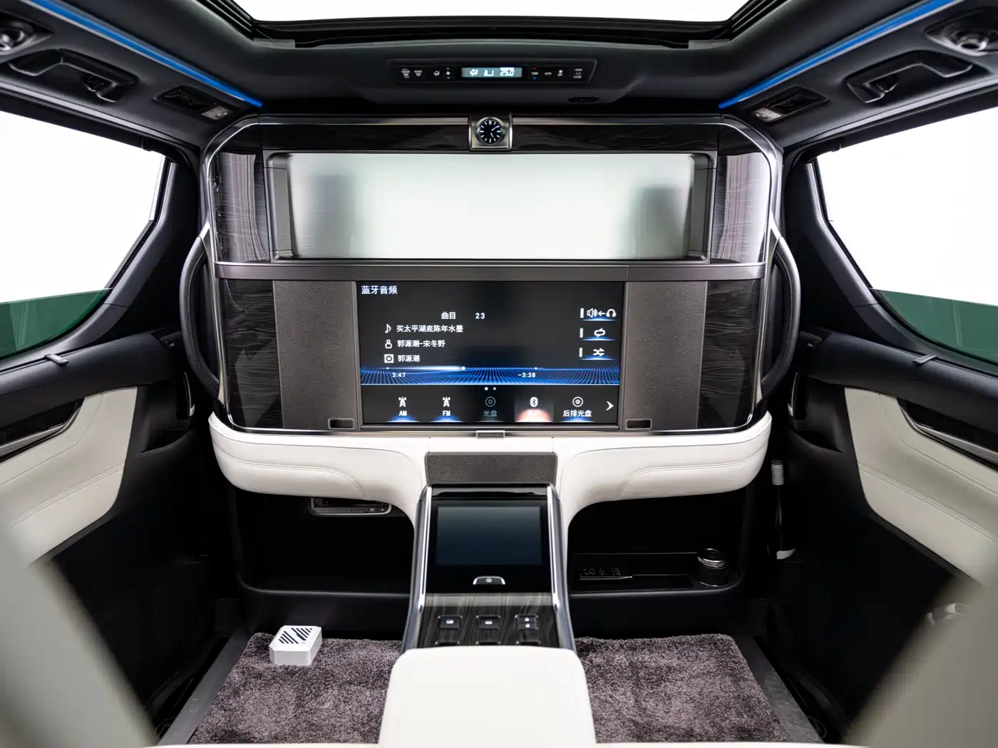 Lexus LM 2020 300h 4-Seat Imperial Edition фото 14