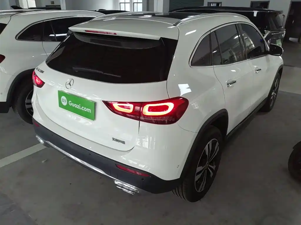 MERCEDES-BENZ GLA