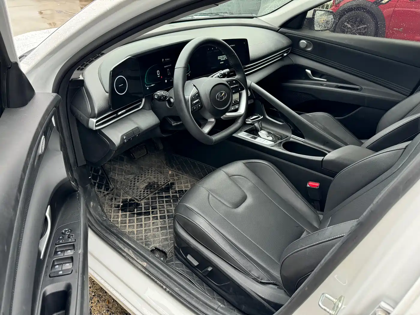 Hyundai Elantra 2023 Model 1.5L CVT LUX Premium Edition фото 3