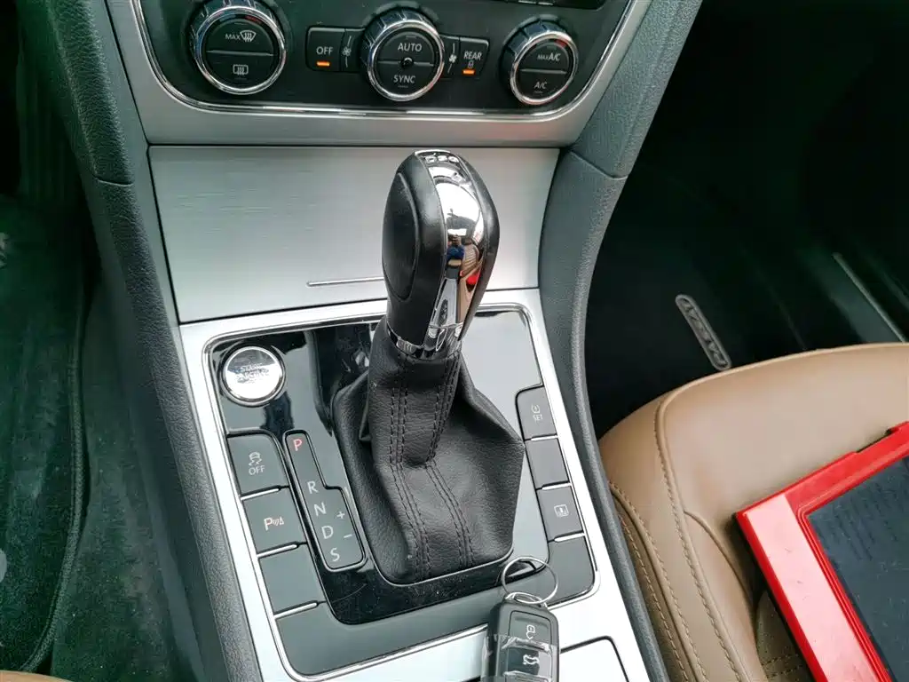 Volkswagen Passat 2014 1.8TSI DSG Executive Navigation Edition фото 14