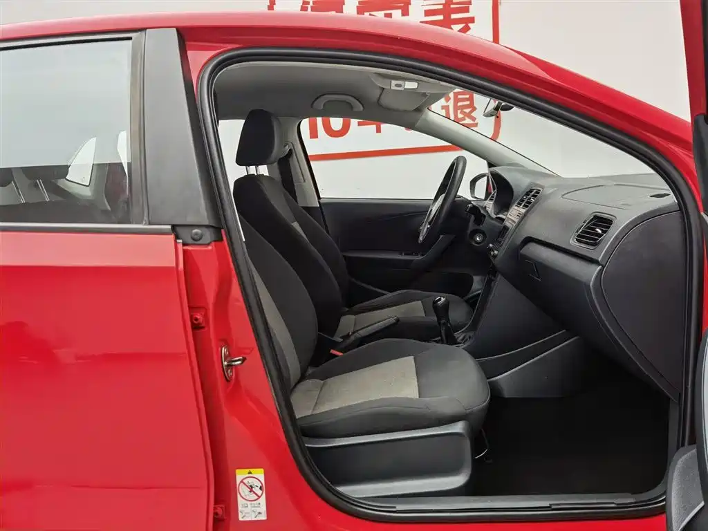 Volkswagen Polo 2014 1.4L Manual Trend Edition фото 23