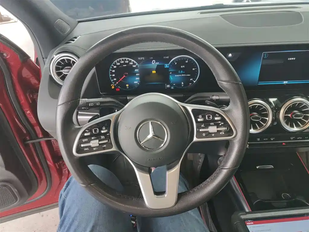 MERCEDES-BENZ GLA