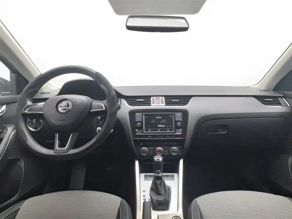 Škoda Octavia 2017 1.6L Automatic Pioneer Edition фото 5