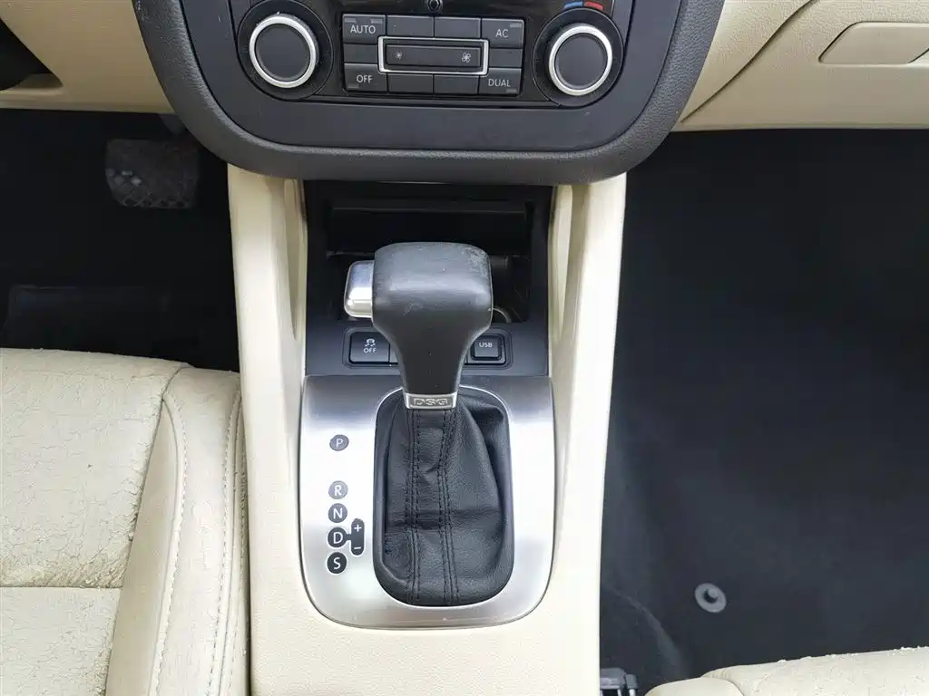 Volkswagen Sagitar 2011 1.4TSI Automatic Technology фото 13