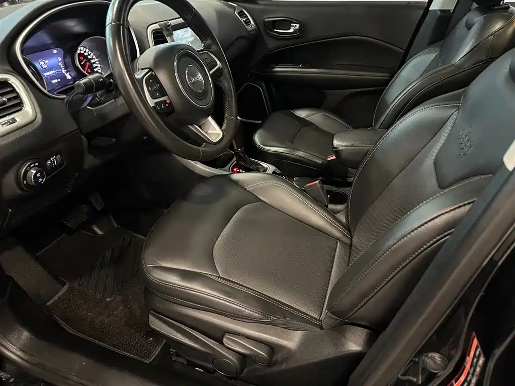 Фото 10 - Jeep Compass