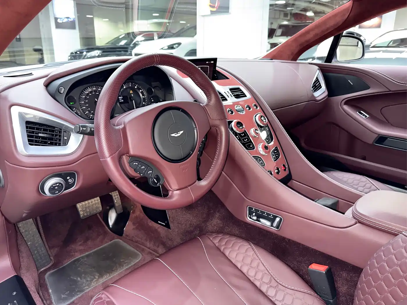 Aston Martin Vanquish 2013 6.0L Standard фото 6