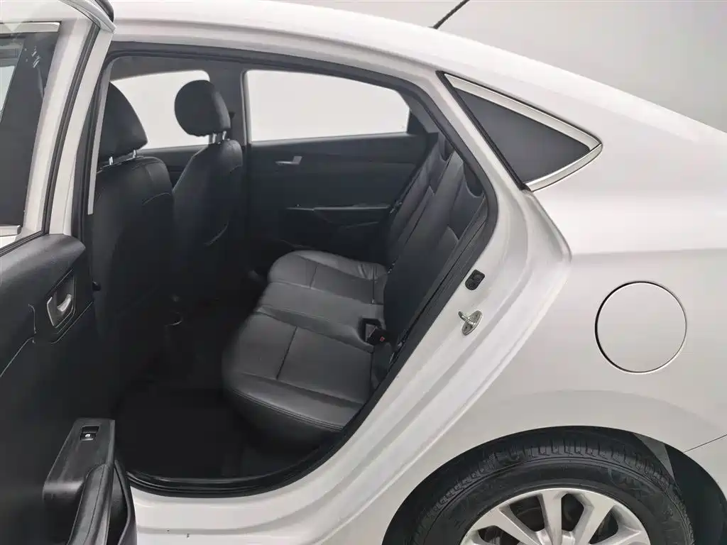 Hyundai Verna 2016 1.4L Manual Cool Edition GLS фото 15