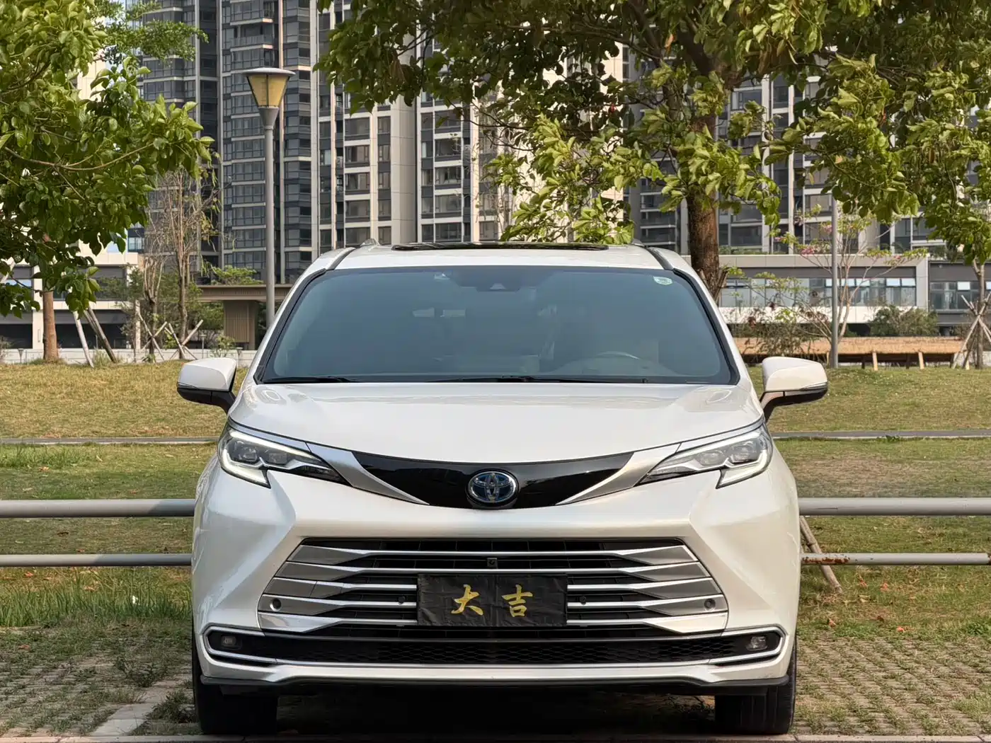 Toyota Sienna 2023 2.5L Hybrid Platinum Edition фото 2