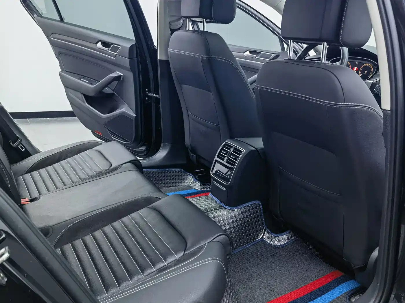 Volkswagen Magotan 2021 330TSI DSG 30th Anniversary Edition фото 11