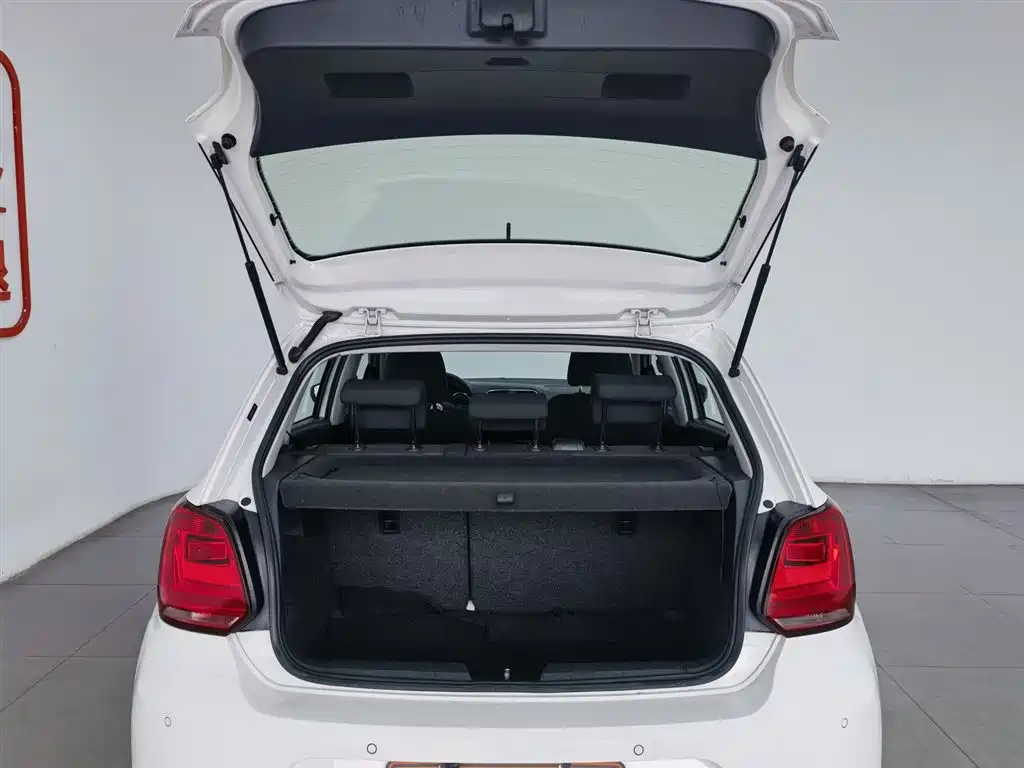Volkswagen Polo 2014 1.6L Automatic Comfort Edition фото 16