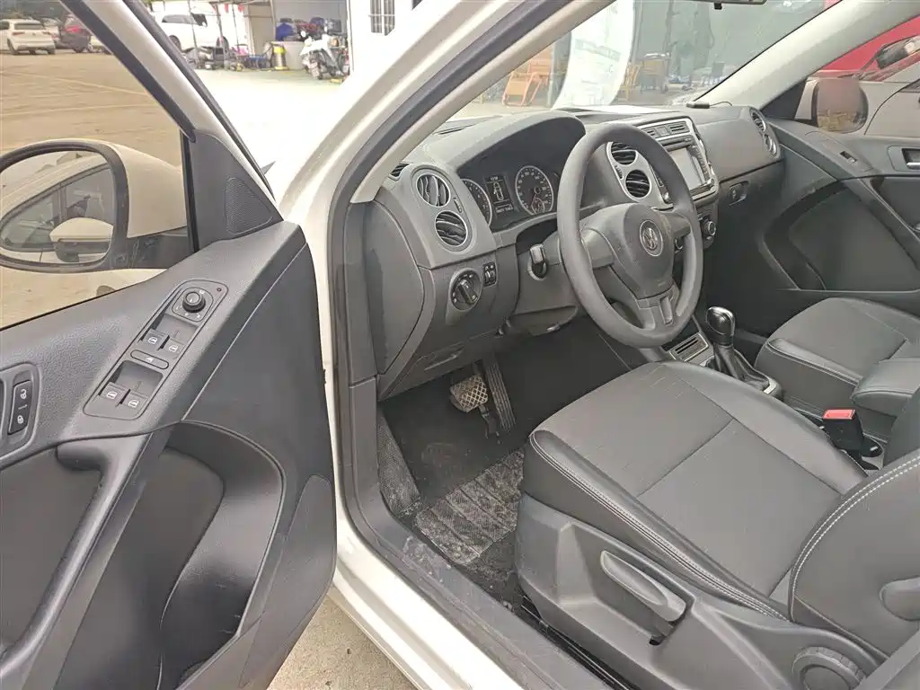 VOLKSWAGEN TIGUAN