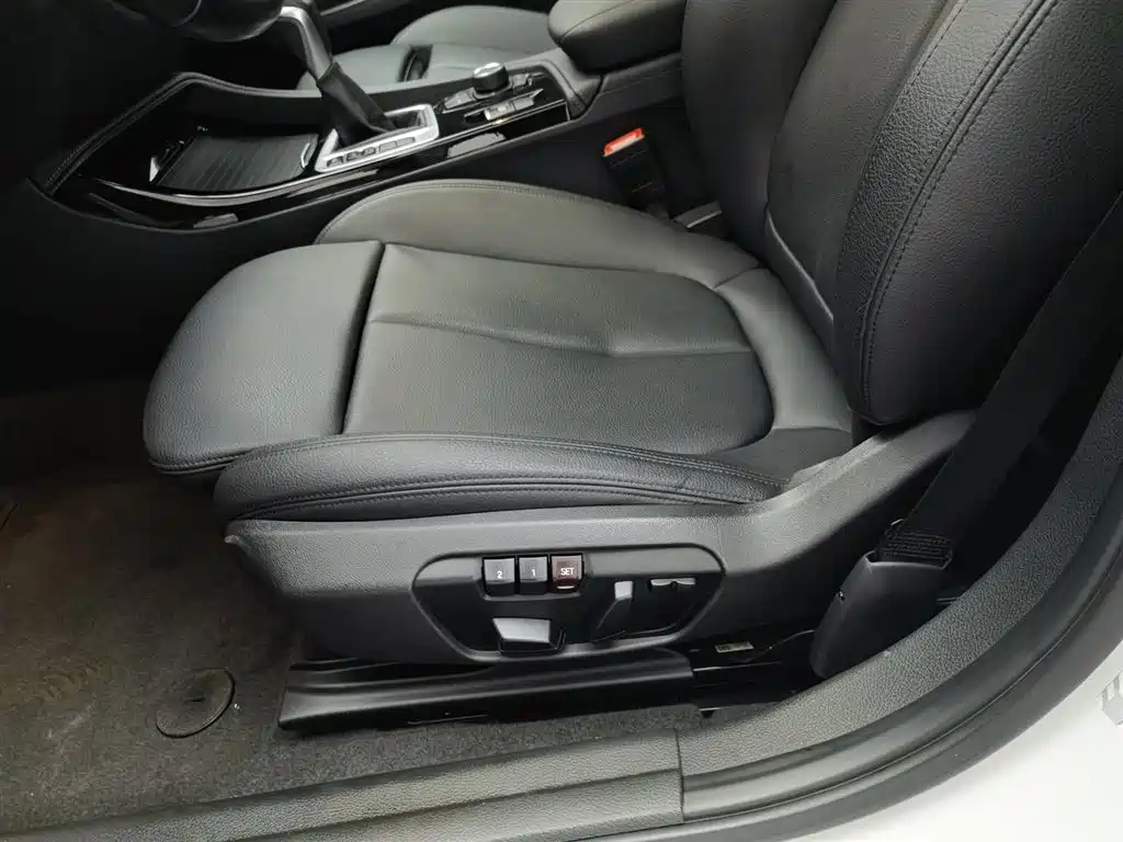 BMW 1 Series 2018 118i Sport Edition фото 20