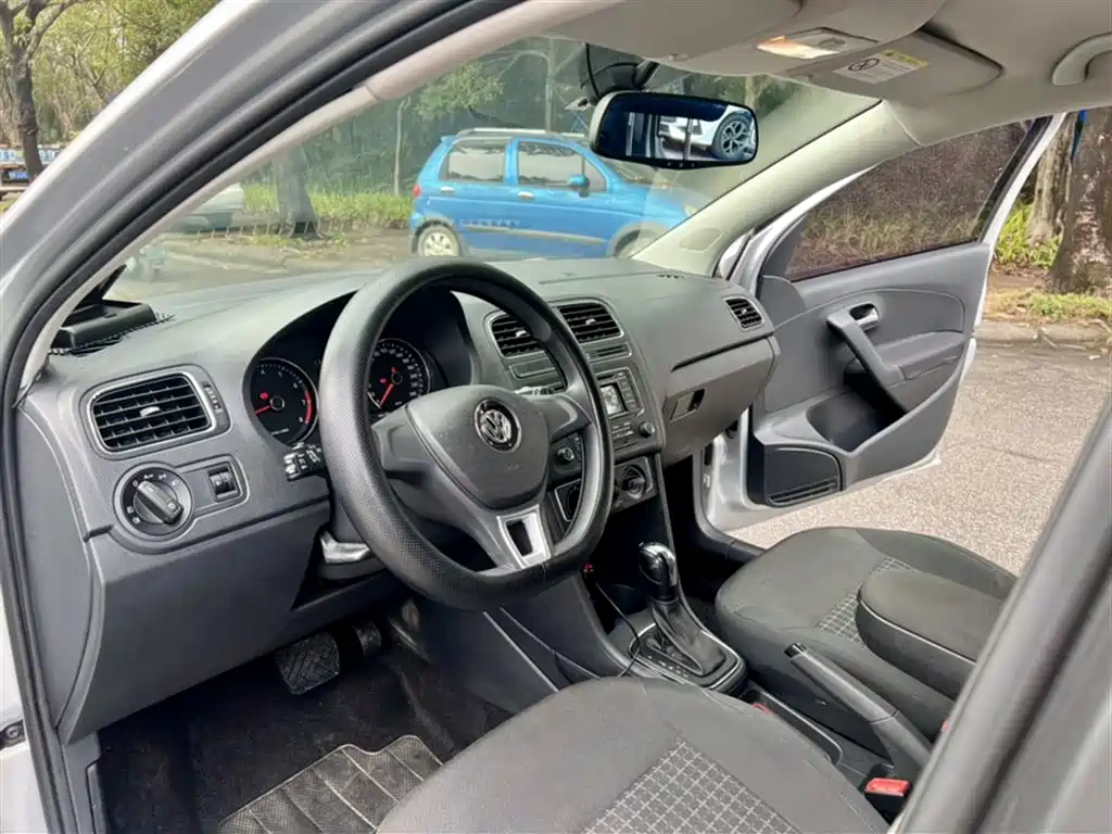 Volkswagen Polo 2014 1.4L Automatic Comfort Edition фото 13