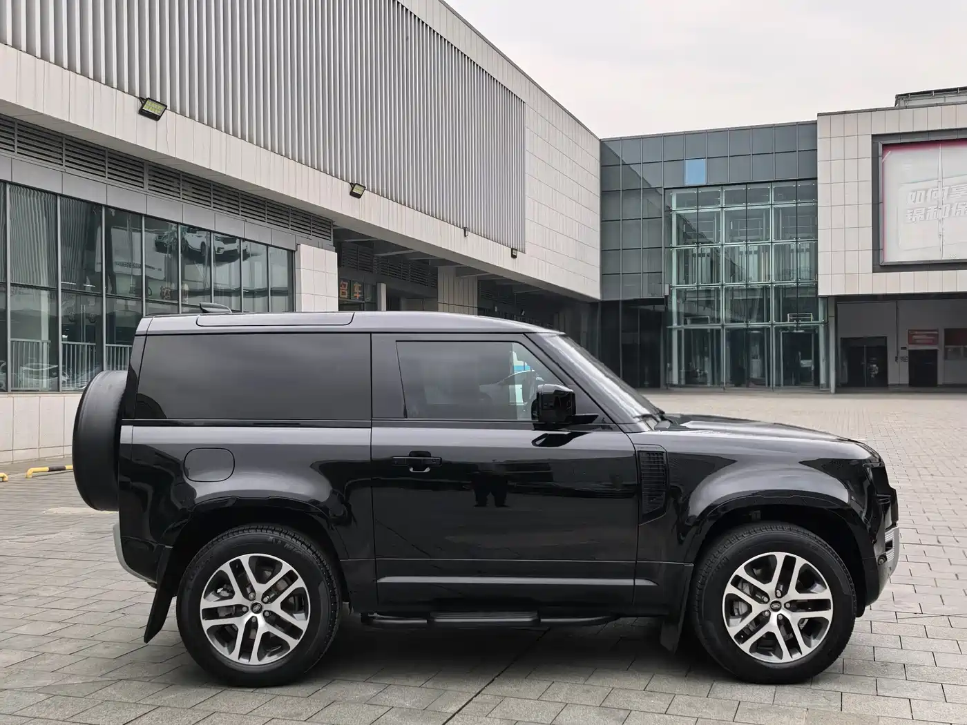 Land Rover Defender 2022 Model 90 3.0T P400 XS фото 4