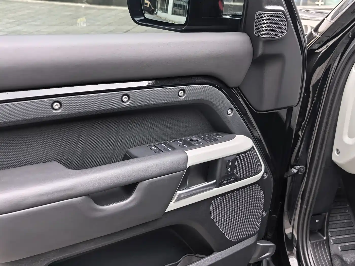 Land Rover Defender 2023 Model 110 3.0T P400 X-DYNAMIC HSE фото 10