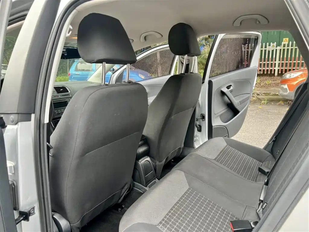 Volkswagen Polo 2014 1.4L Automatic Comfort Edition фото 12