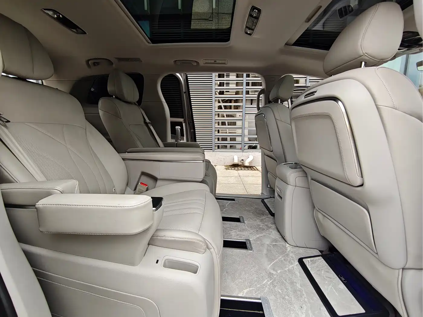 Roewe iMAX8 EV 2025 2025 1.5T DMH Land Luxury Edition