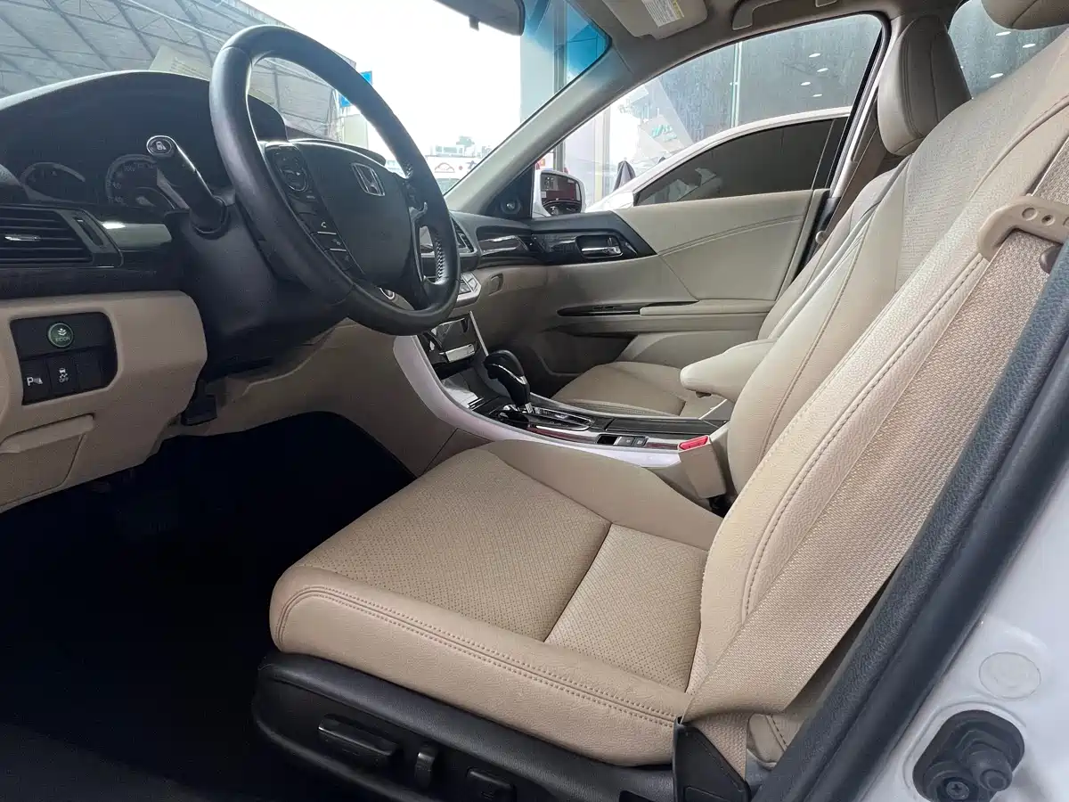 Фото 8 - Honda Accord