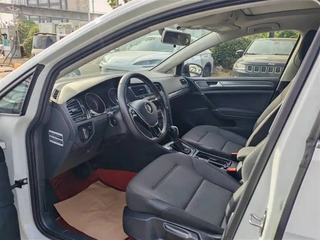 Volkswagen Golf 2017 1.6L Auto Comfort Millionth Edition фото 4