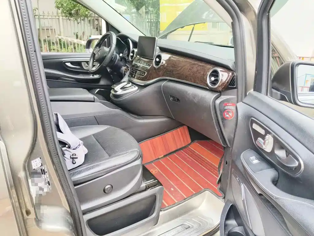Photo 13 - Mercedes-Benz V-Class