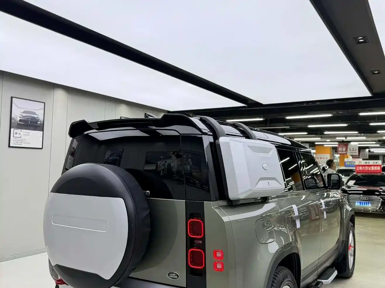 Land Rover Defender 2021 110 P400 SE фото 6