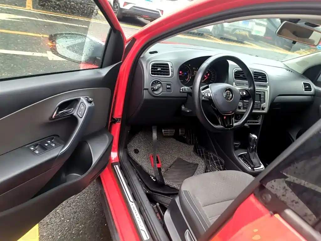 Volkswagen Polo 2014 1.6L Cross Polo Automatic фото 16