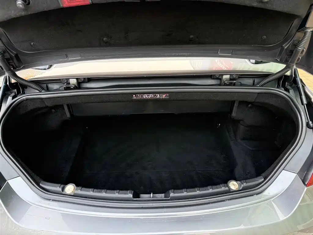 BMW 6 Series 2011 640i Convertible Coupe фото 12