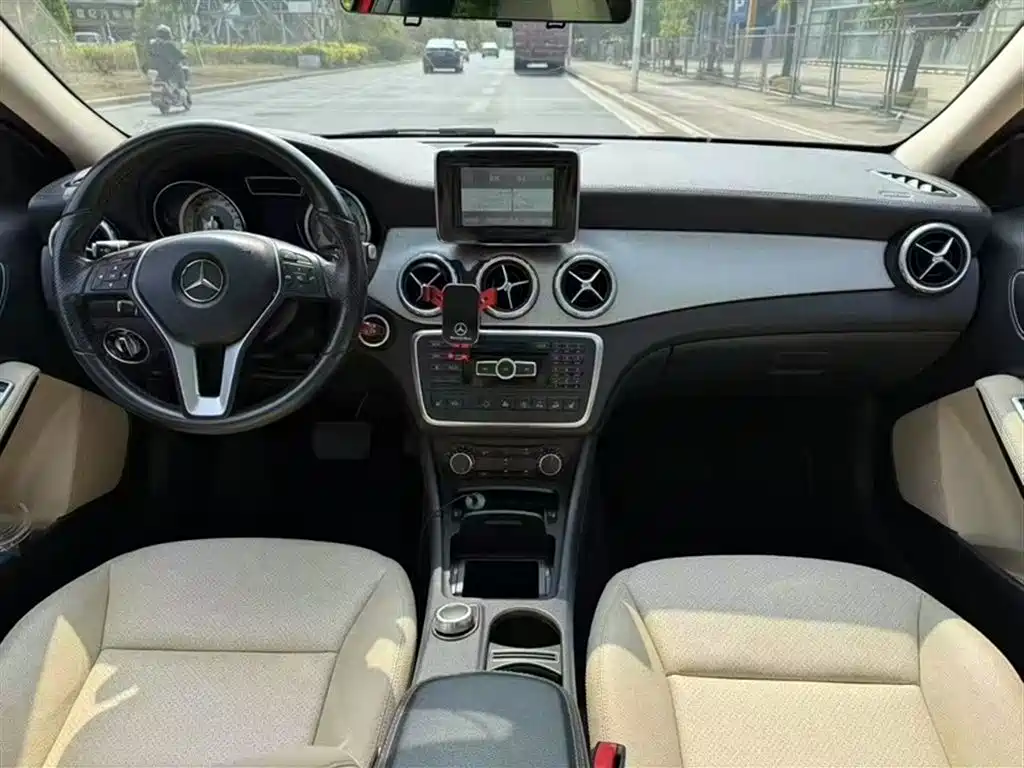 Mercedes-Benz GLA 2015 GLA 220 4MATIC Fashion Edition фото 15