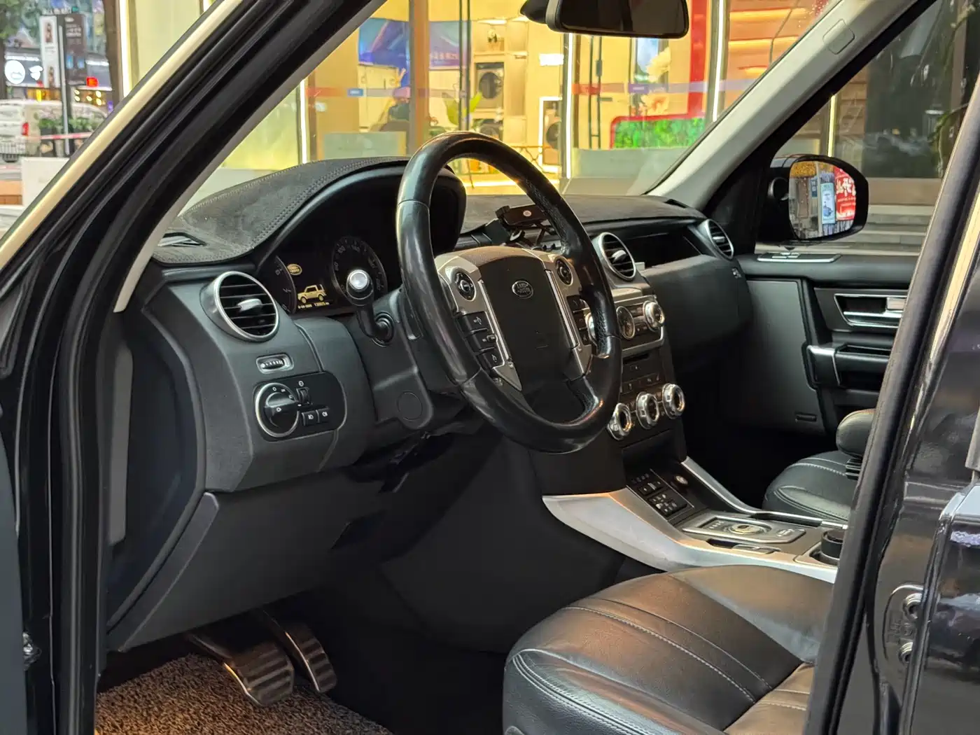 Land Rover Discovery 2015 3.0 SC V6 SE фото 12