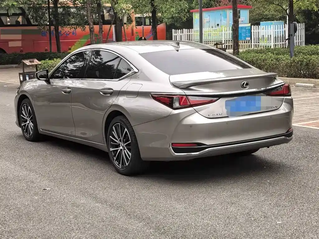 Фото 4 - Lexus ES