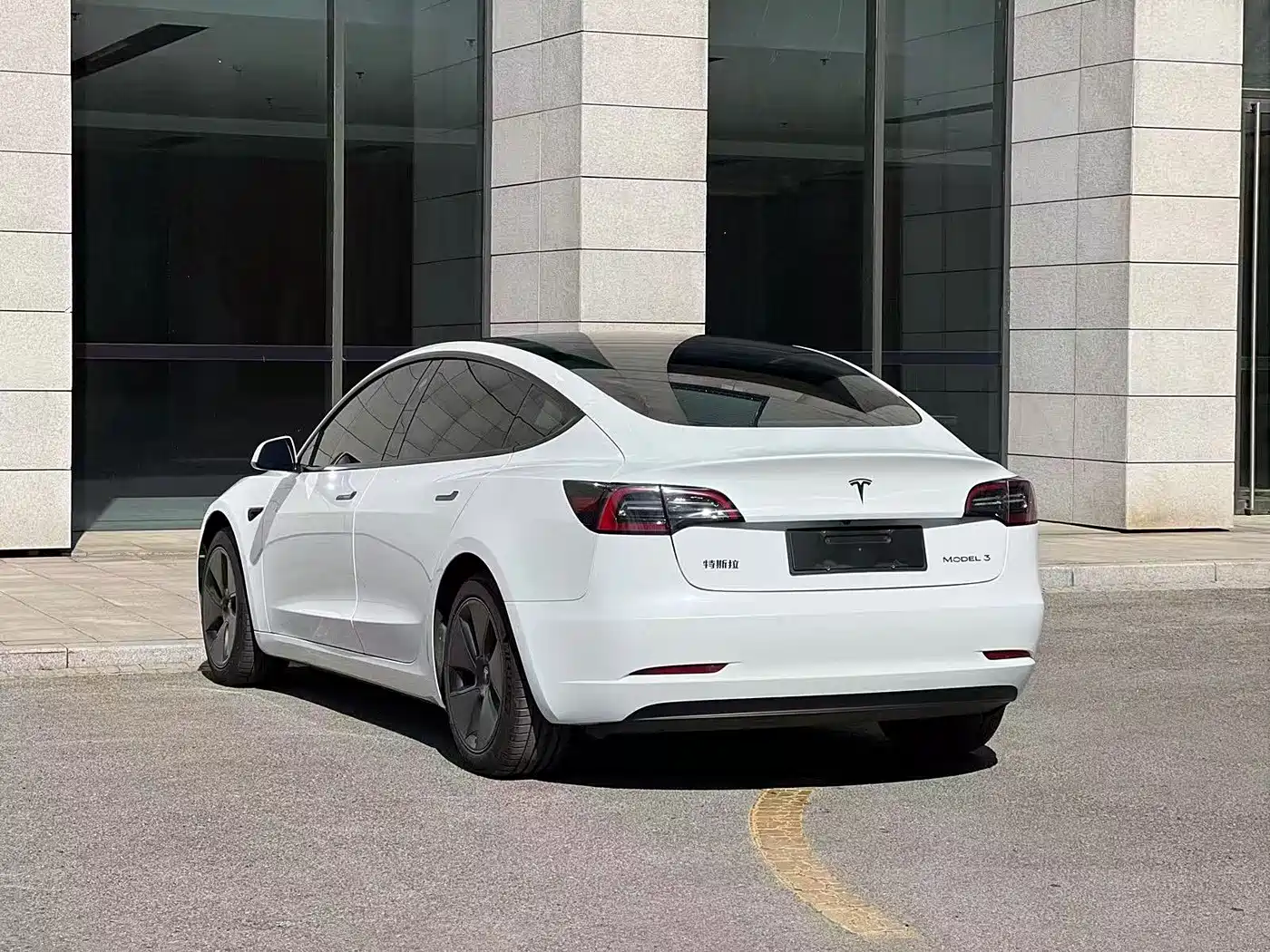 TESLA MODEL 3