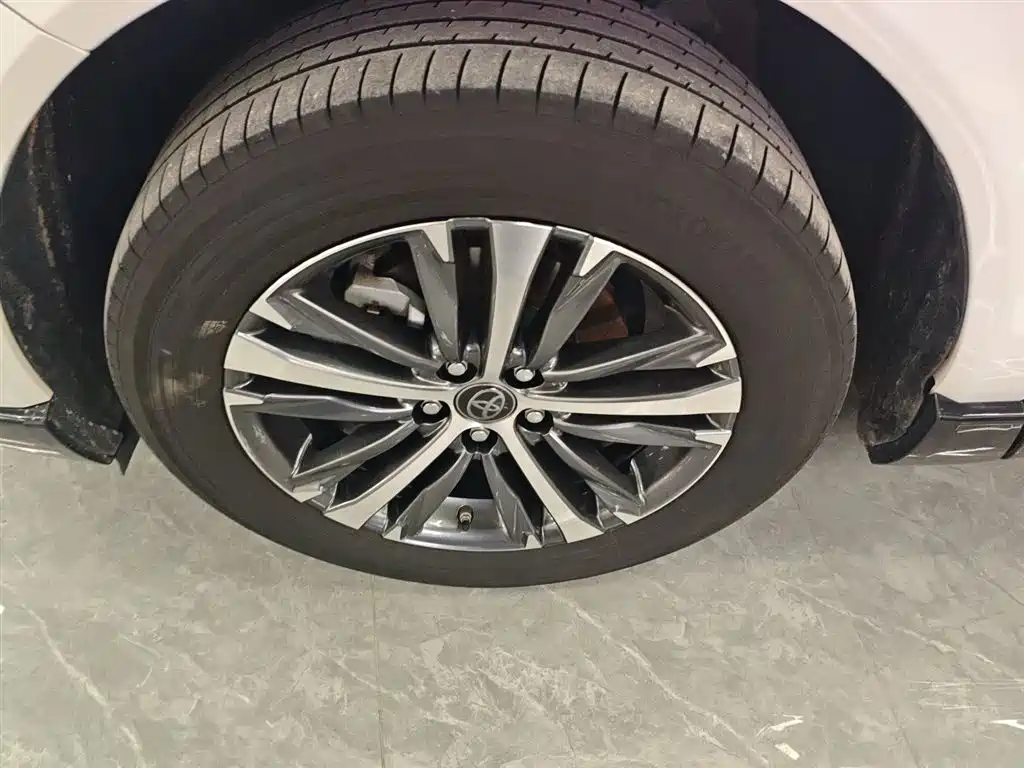 Toyota Venza 2023 2.0L CVT FWD Luxury фото 23